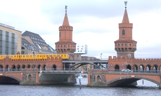 ponte in mattoni rossi di Warschauer a Berlino